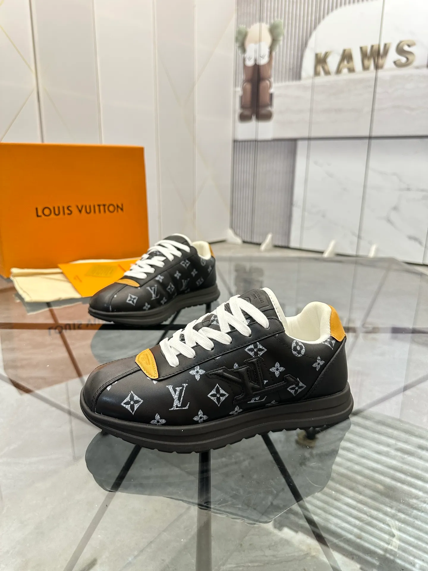 Men's shoes: 💰P700¥ Top quality Product trademark: LV* "Louis Vuitton*" low-top casual shoes Regular size: 35-45 (can be customized to 46) Couple style Product materials: Imported cowhide upper, breathable lining, original outsole. Number: two
